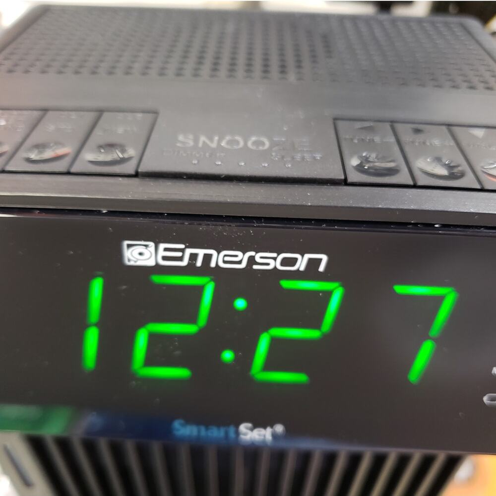 Emerson CKS1900 SmartSet Dual Alarm Clock Radio with AM/FM